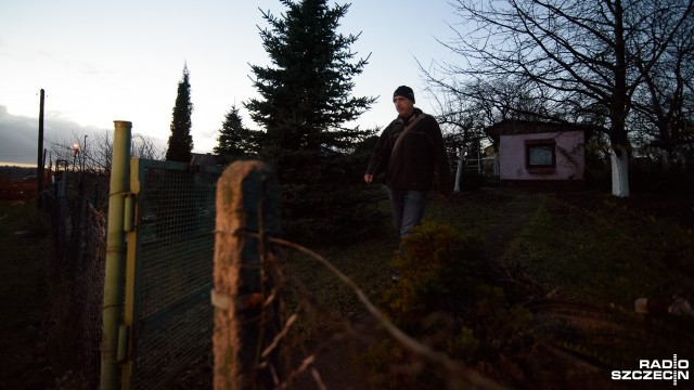 Spał w zimnej altance, nie miał w co się ubrać. Cierpi na stwardnienie rozsiane, ale pomogli mu internauci.