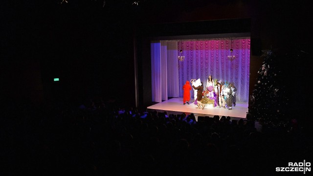 Podopieczni ośrodków kultury m.in. ze Skolwina, Stołczyna i Gocławia w Szczecinie spotkali się w czwartek z Mikołajem. Spotkanie odbyło się w Teatrze Lalek Pleciuga.
