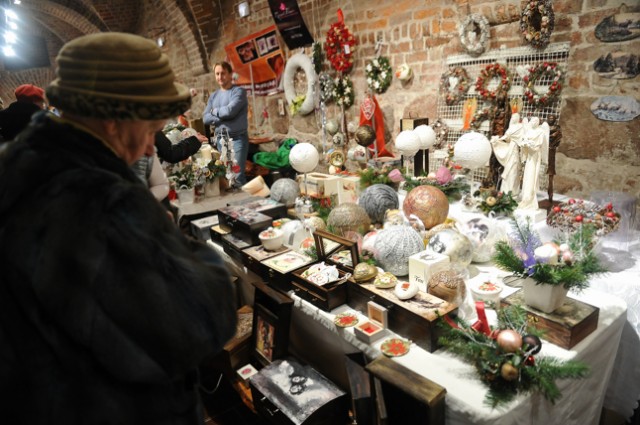 Sezon na jarmarki bożonarodzeniowe rozpoczęty. Szczecin zaczyna go od - Najmniejszego Jarmarku. Stragany będą ustawione pod arkadami Ratusza Staromiejskiego.