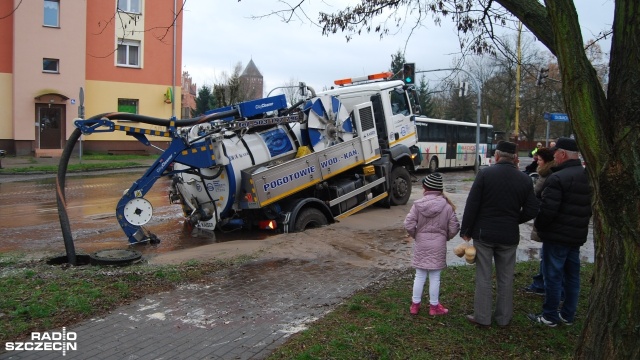 Zalane skrzyżowanie i ciężarówka zaklinowana w dziurze - to skutki awarii w centrum Goleniowa, do której doszło w piątek przed godz. 13.