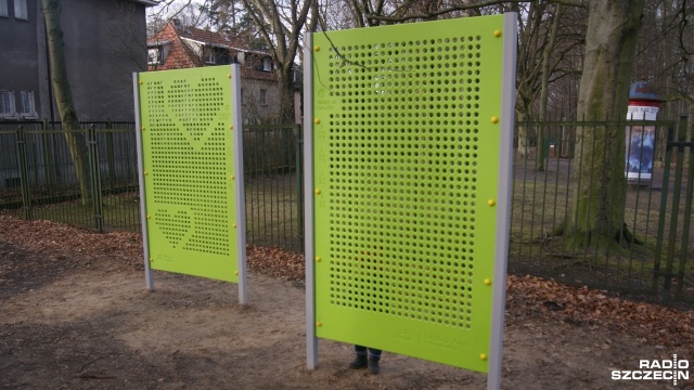 Zabawki dla dzieci są częścią instalacji o wdzięcznej nazwie Design ze sznurkiem, która stanęła w Parku Kasprowicza. Design być może jest, ale bez sznurka - mówią szczecinianie.