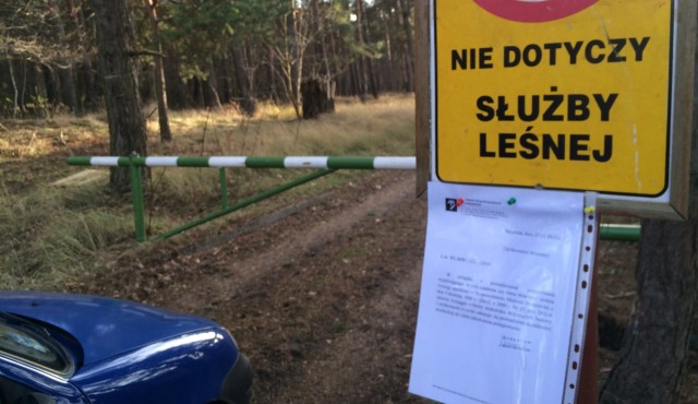 Kolejne problemy ze strzelnicą w Kijewie. Przed wjazdem na jej teren zawisła kartka, skierowana do użytkowników obiektu, z informacją, że zakazuje się prowadzenia działalności strzeleckiej do czasu zakończenia postępowania. Kartka jest podpisana przez dyrektora Zakładu Usług Komunalnych. Tymczasem Szczecińskie Towarzystwo Strzeleckie w niedzielę chce zorganizować tam zawody.