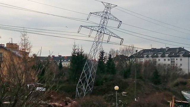 Słup podtrzymujący linię wysokiego napięcia przechylił się na ulicy Sarniej na szczecińskim Warszewie. Do zdarzenia doszło w sobotę przed południem.