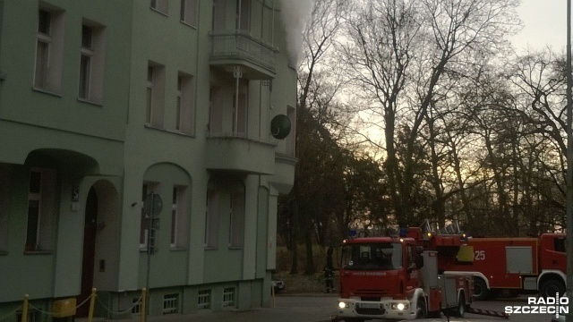 Jedna osoba podtruta dymem trafiła do szpitala po pożarze mieszkania w kamienicy przy ul. Kapitańskiej w Szczecinie. Ogień w lokalu pojawił się w sobotę ok. godz. 13.