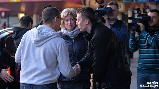 W niedzielę rano wylądowali w Berlinie i cieszą się na powrót do domu - dwóch z jedenastu marynarzy, którym udało się schować przed porywaczami na statku Szafir, wróciło z Nigerii.