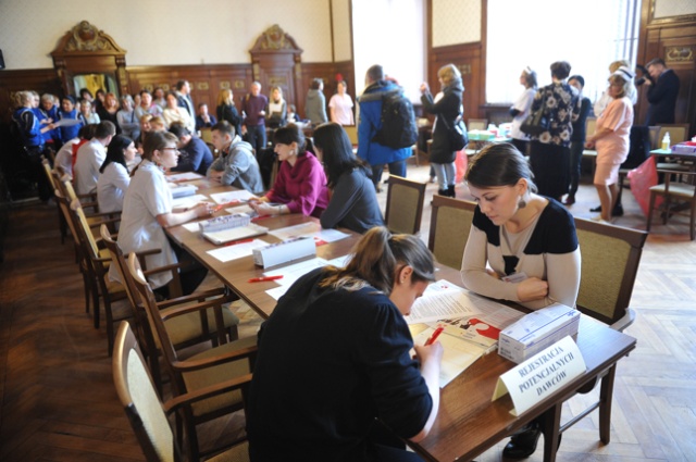 Potencjalni dawcy komórek macierzystych poszukiwani wśród studentów. Przez cały tydzień na wybranych wydziałach Uniwersytetu Szczecińskiego wolontariusze fundacji DKMS rejestrują chętnych do oddania szpiku.