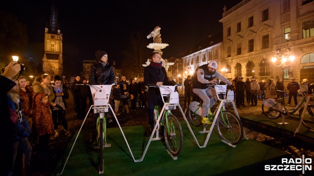 Akcja RoweLove Święta rozpoczęła się we wtorek wieczorem w Szczecinie. W jej ramach na pl. Orła Białego stanęło 10 rowerów, na których uczestnicy zabawy - pedałując - wytwarzali energię zasilającą lampki na choince.