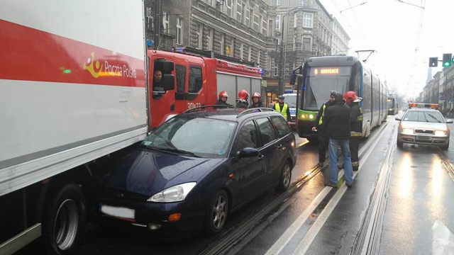 Jedna osoba została ranna w wypadku na ulicy Krzywoustego w Szczecinie. Około godziny 12 zderzyły się tam dwa samochody: Ford i Iveco.
