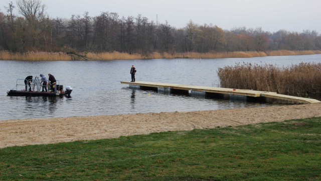 Na Dziewokliczu pływający pomost jest już gotowy, na kąpielisku w Dąbiu budowa jeszcze trwa.