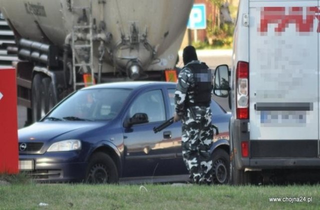 Jest wyrok za siłowe przejęcie stacji paliwowej w Krajniku Dolnym. Sąd Rejonowy w Gryfinie uznał winę przedstawicieli firm ochroniarskich. Zapadły wyroki: roku i 10 miesięcy więzienia w zawieszeniu na cztery lata oraz roku i dwóch miesięcy w zawieszeniu na dwa lata - pisze Gazeta Wyborcza.