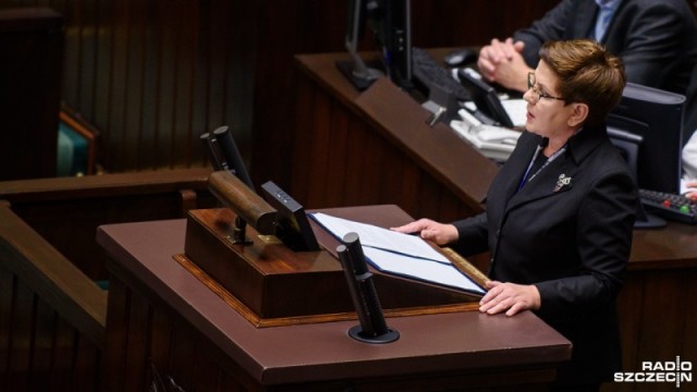 Rząd jest zdeterminowany, by obniżyć wiek emerytalny - mówiła w środę premier Beata Szydło.