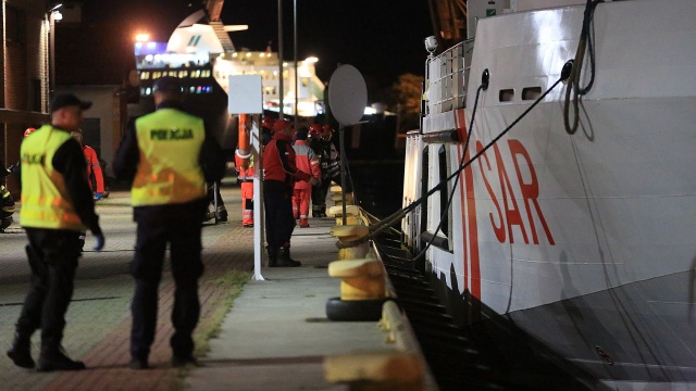 Świnoujska policja wyjaśnia, jak pasażer promu płynącego ze Szwecji wypadł za burtę. Mimo 10 godzin poszukiwań na Bałtyku mężczyzny nie udało się odnaleźć.