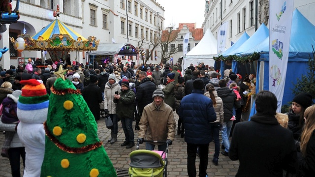 Zagroda reniferów Św. Mikołaja, karuzela Wenecka, do tego Ekostrefa z Pracownią Elfów - to wszystko czeka na mieszkańców i turystów w sobotę i niedzielę na terenie Zamku Książąt Pomorskich w Szczecinie. Rusza coroczny Jarmark Bożonarodzeniowy.