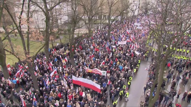 Sprzed Trybunału Konstytucyjnego w Warszawie pod Sejm przeszła manifestacja zorganizowana przez Komitet Obrony Demokracji. Uczestnicy wyrażali sprzeciw wobec ostatnich działań rządu.