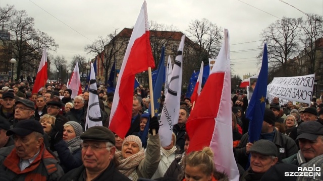 Polska racja, demokracja - z takimi hasłami manifestowali w sobotę w Szczecinie sympatycy Komitetu Obrony Demokracji, którzy sprzeciwiają się działaniom Prawa i Sprawiedliwości oraz prezydenta Andrzeja Dudy.