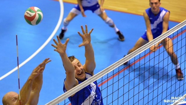 Siatkarze Espadonu Szczecin pokonali w sobotę na wyjeździe Energę Ostrołęka 3:2 w 12 kolejce rozgrywek o mistrzostwo pierwszej ligi.