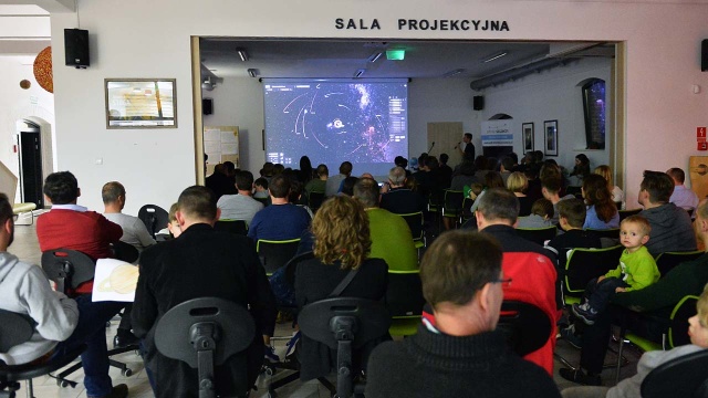 Astronomiczna impreza w Zalesiu w gminie w Police. W znajdującym się tam Transgranicznym Ośrodku Edukacji Ekologicznej można było m.in. posłuchać jak szukać planet spoza układu słonecznego - w tym takich nadających się do życia - oraz spróbować zbudować razem układ ciał niebieskich.