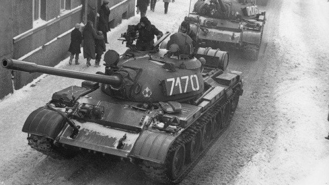 W niedzielę, 13 grudnia 1981 roku generał Wojciech Jaruzelski ogłosił wprowadzenie stanu wojennego.