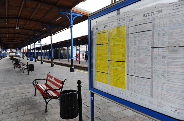 Nowy, kolejowy rozkład jazdy wszedł już w życie, tymczasem pasażerowie narzekają na brak informacji na temat zmian - pomimo, że do pracy na dworcu kolejarze wysłali mobilnych informatorów.