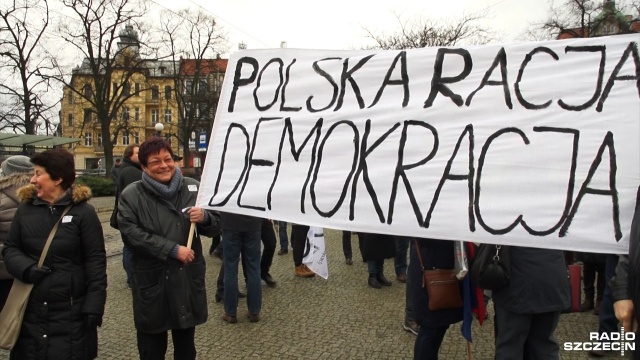Merytoryczna dyskusja powinna zastąpić rozstrzyganie spornych kwestii na ulicy - tak o sobotnich manifestacjach mówili goście Kawiarenki politycznej Radia Szczecin. Protesty w większych miastach Polski - w tym m.in. Warszawie, Szczecinie, Lublinie i Poznaniu zorganizował Komitet Obrony Demokracji. Największy pochód przeszedł ulicami stolicy.