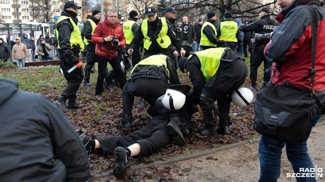 Na placu Grunwaldzkim doszło do starć dwóch grup - zwolenników i przeciwników przyjęcia uchodźców do Polski.