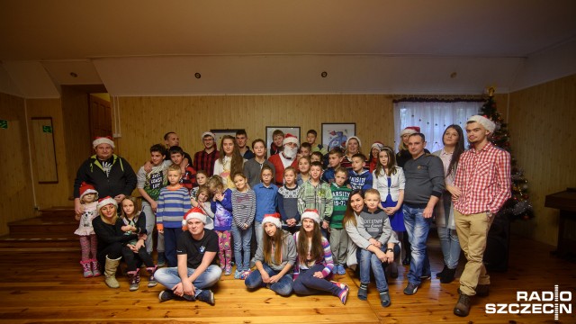 Bawarscy mikołajowie wręczyli prezenty dzieciom z domu dziecka w Trzcińsku-Zdroju.
