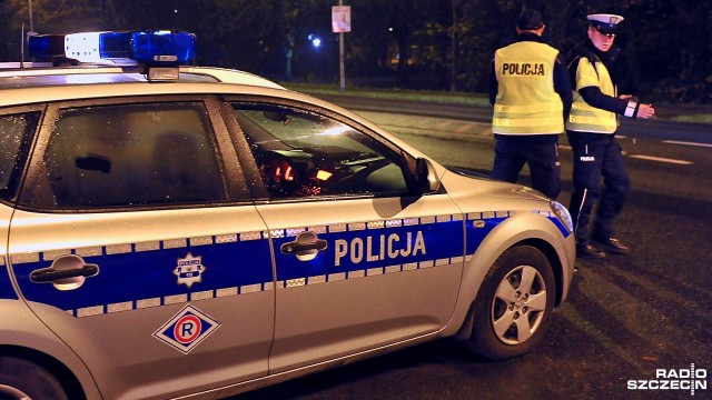 Samochód ciężarowy wpadł do rowu. Do wypadku doszło w poniedziałek ok. godz. 3 w Parsowie, między Koszalinem a Karlinem, na bocznej drodze.