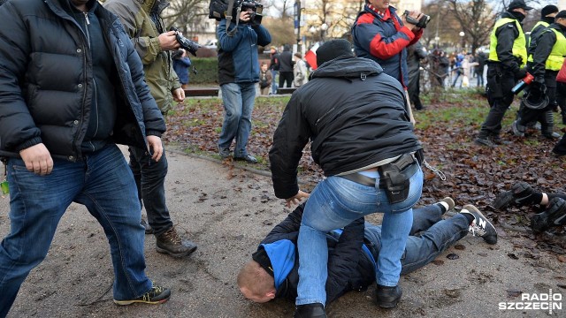 Są zarzuty dla zatrzymanych podczas manifestacji na pl. Grunwaldzkim w Szczecinie. W niedzielę policja zatrzymała tam osiem osób.