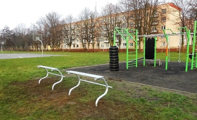 Zamiast oparcia mają siedzenie, zamiast siedzenia - podpórkę na nogi. Dwie ławki dla młodzieży stanęły w Stargardzie.