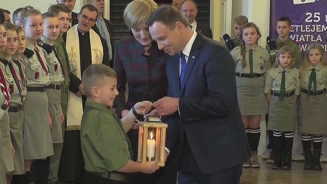 Betlejemskie Światło Pokoju trafiło do pary prezydenckiej - podaje Polska Agencja Prasowa. To światełko i życzenia od harcerzy przyjmuję jako życzenia dla całej Polski - powiedział Andrzej Duda.