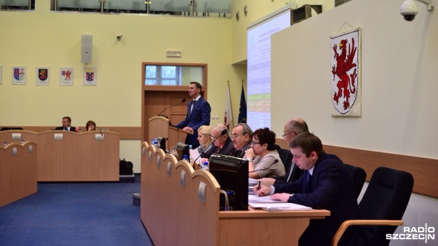 20 głosów za i osiem przeciw. Radni sejmiku województwa zachodniopomorskiego przyjęli projekt budżetu złożony przez Marszałka Olgierda Geblewicza. Zdaniem opozycji PiS i SLD, taki plan wydatków i dochodów nie gwarantuje rozwoju. Według kolacji PO-PSL, to najlepszy budżet przed nową perspektywą finansową z Unii Europejskiej.