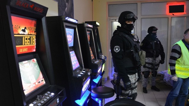Osiem nielegalnych automatów do gier za prawie 100 tysięcy złotych zabezpieczyli mundurowi w Stargardzie.