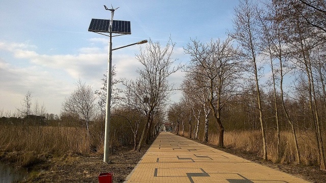 Zachodniopomorskie gminy mają problem z hybrydowymi lampami, które energię czerpią tylko albo z kolektorów słonecznych, albo małego wiatraka. Duże zachmurzenie i brak wiatru powoduje, że urządzenia są bezużyteczne.