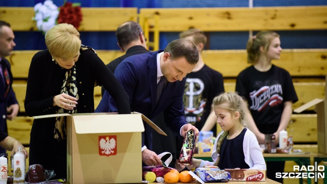 Para prezydencka pakowała dary dla Polaków mieszkających na Litwie. Prezydent Andrzej Duda z żoną pomagał w czwartek ponad setce wolontariuszy w Szkole Podstawowej w Przecławiu.