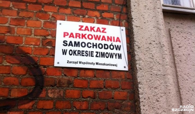 Zakaz parkowania samochodów w okresie zimowym i podpis Zarząd wspólnoty mieszkaniowej - taki szyld wisi na kamienicy przy ul. Felczaka w Szczecinie. Kierowcy się dziwią, zwłaszcza że to strefa płatnego parkowania, a zarządca mówi, że to z troski o zmotoryzowanych.