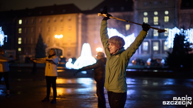 Chodzić z kijami może każdy, bez względu na wiek i porę dnia - tak mówią entuzjaści nordic walking, którzy wieczorami regularnie spotykają się na Jasnych Błoniach w Szczecinie.