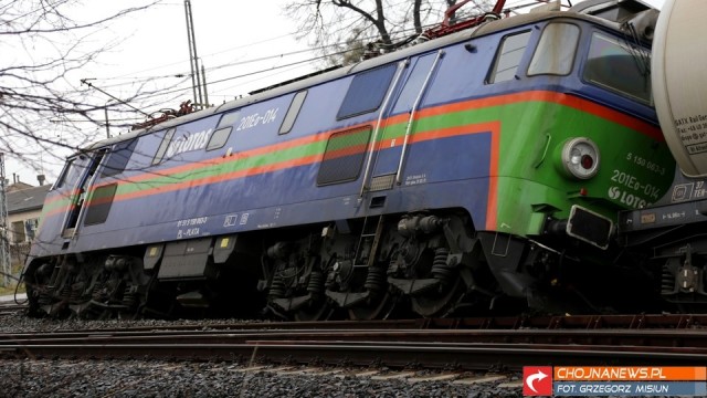 Technicy przygotowują się do podniesienia wykolejonego pociągu pod Chojną.