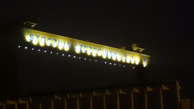 Po modernizacji rozbłysły światła na największej suwnicy w Stoczni Szczecińskiej, które nie działały od sześciu lat. Stoi i świeci ona nad pochylnią Wulkan.
