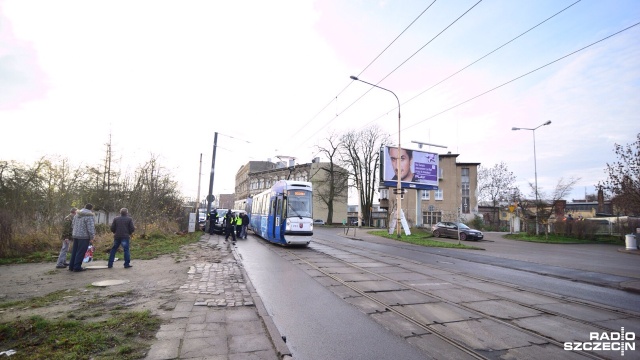 Wypadek na ul. Strzałowskiej w Szczecinie. Bus zderzył się tam z tramwajem linii numer 6.
