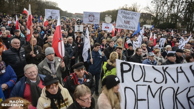 Około dwóch tysięcy osób bierze udział w szczecińskiej manifestacji w obronie demokracji i Trybunału Konstytucyjnego.