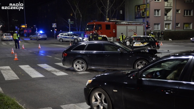 Trzy osoby zostały poszkodowane w wypadku na skrzyżowaniu ul. Emilii Sczanieckiej i Emilii Plater w Szczecinie. W niedzielę ok. godz. 17 zderzyły się tam dwa samochody osobowe.
