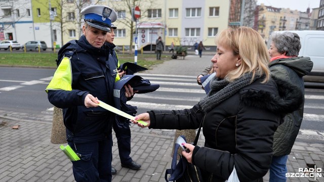 Nie nosząc odblasków piesi i rowerzyści sami narażają się na niebezpieczeństwo. O tym, że niewielki element odblaskowy potrafi uratować życie rozmawiali w poniedziałek goście magazynu Radio Szczecin na Wieczór.