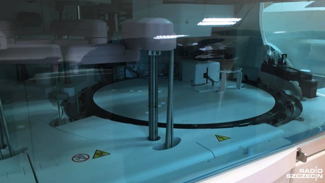 Kilka urządzeń do szybkiego badania i specjalny tunel, dzięki któremu do laboratorium trafiają próbki z oddziałów - Zakład Diagnostyki Laboratoryjnej przy ulicy Arkońskiej ma nowy sprzęt.