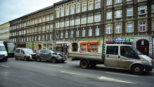 Jedna osoba została ranna w wypadku przy ulicy Krzywoustego w Szczecinie. Zderzyły się trzy samochody. To dostawczy Ford, a także dwa auta osobowe: Citroen i Kia.