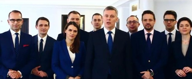 Schetyna chce bronić wolności, Siemoniak stawia na młodych, a wśród nich jest Sławomir Nitras ze Szczecina - taki przekaz płynie ze spotów kandydatów na szefa PO.