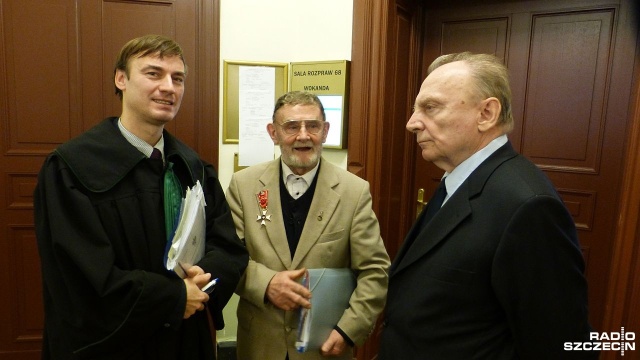 Domaga się przed sądem ponad 800 tysięcy złotych zadośćuczynienia i odszkodowania mimo, że - jak wynika z akt Instytutu Pamięci Narodowej - wymiar sprawiedliwości przyznał mu wcześniej blisko 100 milionów złotych. Różnica polega na tym, że pierwsza kwota dotyczy nowych złotych, a druga starych, czyli jeszcze sprzed denominacji.