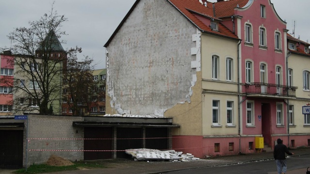 Ze ściany kamienicy, stojącej przy ul. Puszkina w Goleniowie, spadła w nocy elewacja.