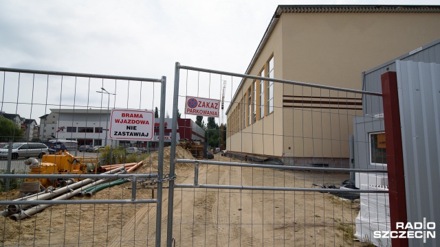 Trzy firmy chcą dokończyć pechową rozbudowę podstawówki przy ul. Dąbskiej na prawobrzeżu Szczecina.