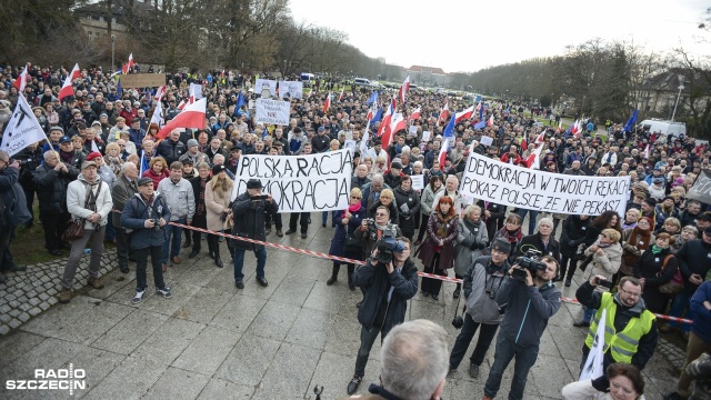 To zwykli ludzie, a nie tylko politycy wychodzą na ulicę w obronie demokracji - mówił w Rozmowach pod krawatem senator PO Tomasz Grodzki.