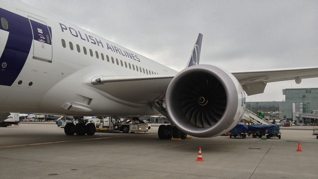 Dreamliner polskich linii lotniczych LOT utknął na lotnisku w Nowym Jorku. Pasażerowie na start czekają od wtorku.